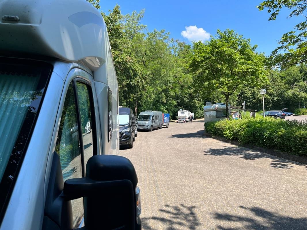 Stellplatz am Rheingau-Bad — Camperplaats in Rüdesheim am Rhein