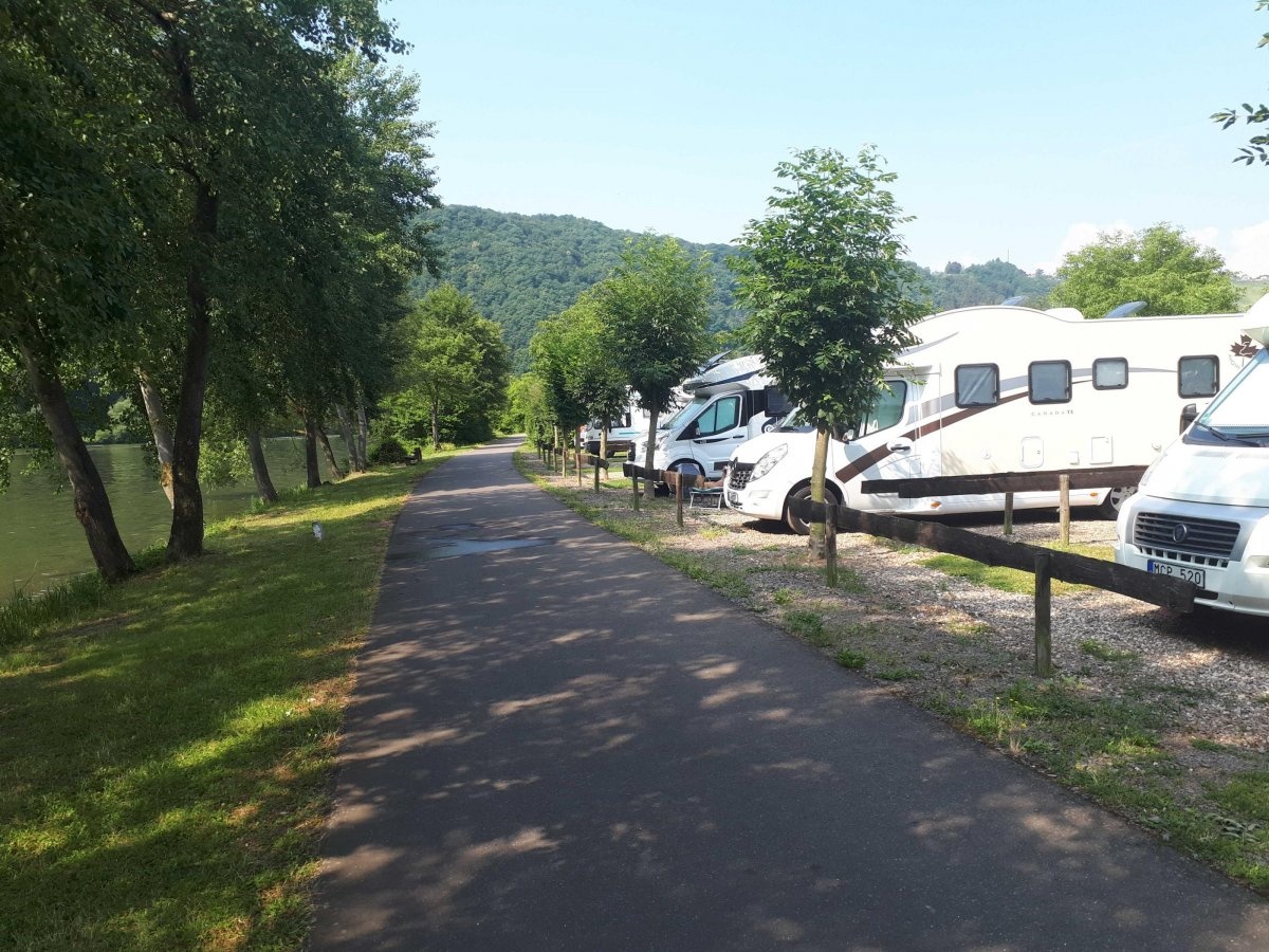 Wohmobilpark am Moselufer Minheim — Sítio para autocaravanas in Minheim