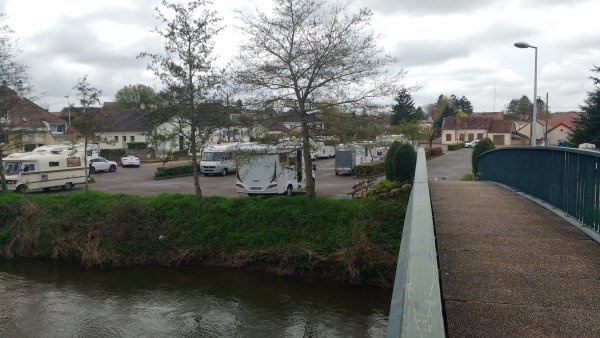 Terrain de Camping-Cars Lapalisse — Camperplaats in Lapalisse