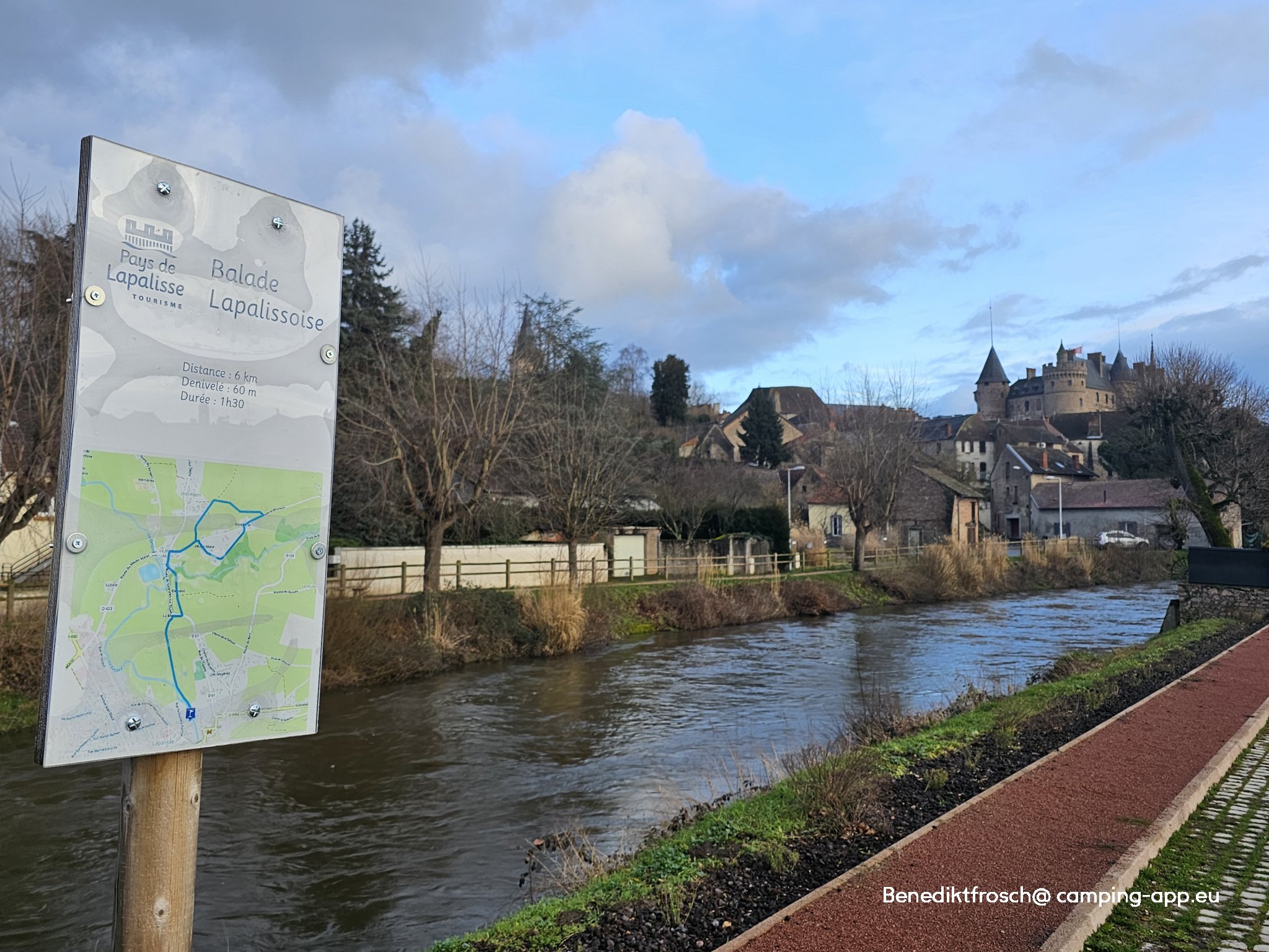 Terrain de Camping-Cars Lapalisse — Foto 4