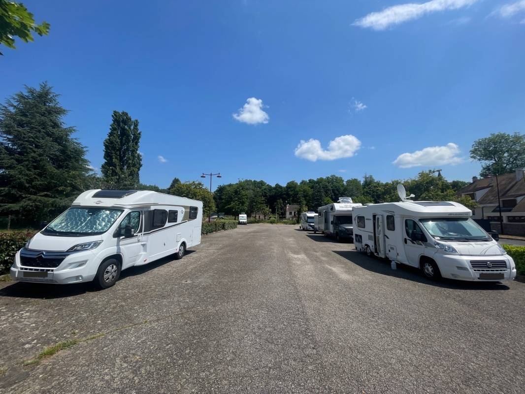 Terrain de Camping-Cars Lapalisse — Camperplads in Lapalisse