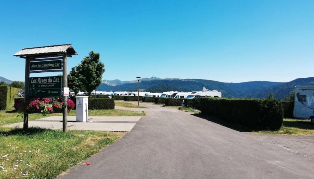 Stellplatz Les Rives du Lac — Ställplats in Murat le Quaire