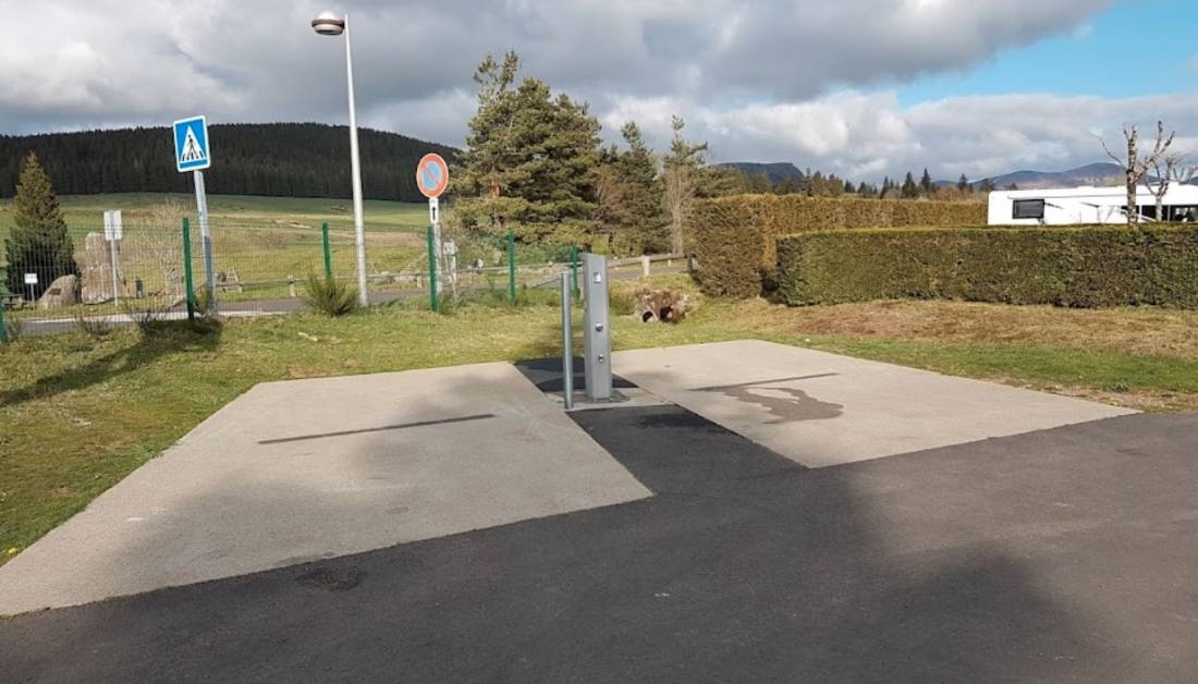 Stellplatz Les Rives du Lac — Ställplats in Murat le Quaire