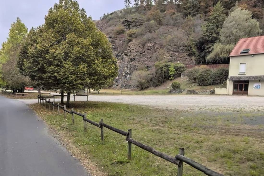 WoMo Stellplatz Cuzion — Місце для кемперів in Cuzion