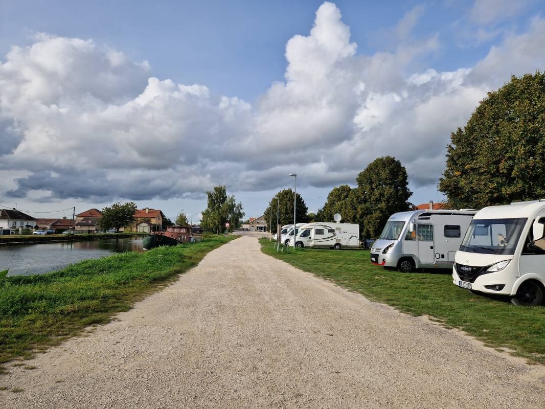 Stellplatz Dieue-sur-Meuse — Campervan Site in Dieue-sur-Meuse