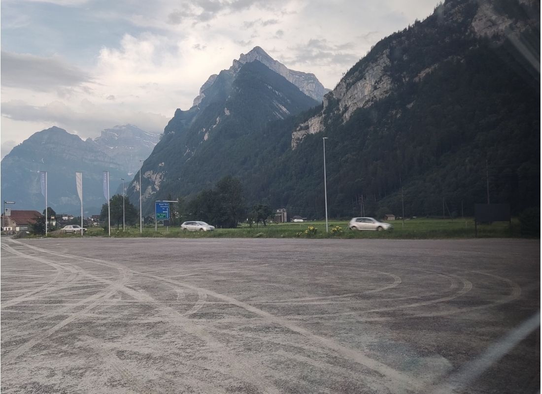 Stellplatz Lintharena — Area Autocaravanas in Näfels