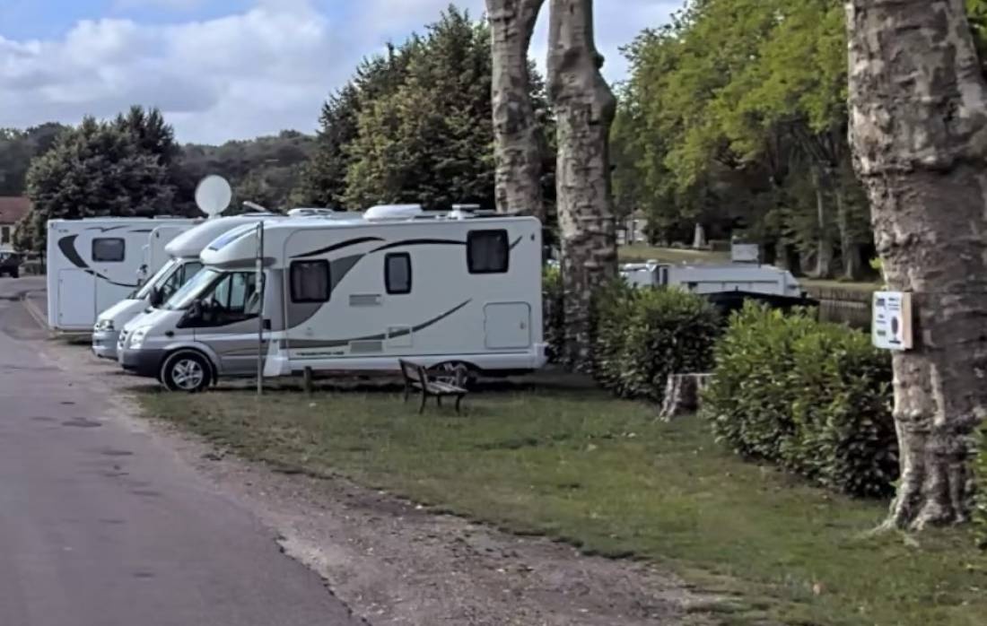 Stellplatz Rogny-les-Sept-Écluses — Sp. parking dla kamperów in Rogny-les-Sept-Écluses