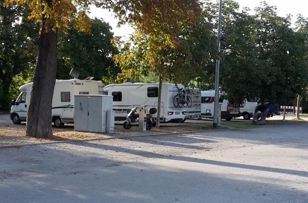 Stellplatz Altstadt-Vogelwiese Naumburg — Karavan Sitesi in Naumburg-Naumburger Gartenstadt