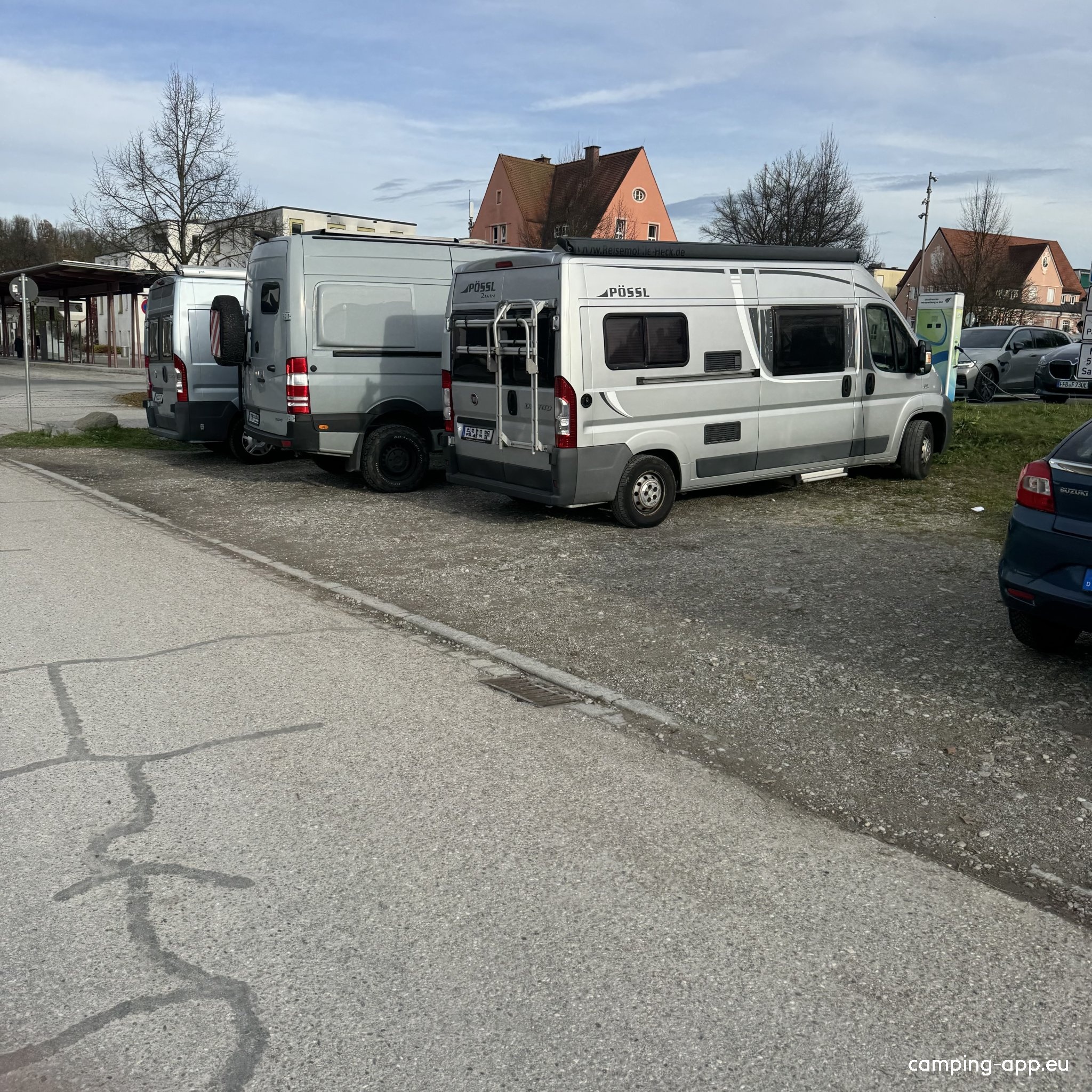Parkplatz unter der Rampe — Stellplatz in Wasserburg am Inn