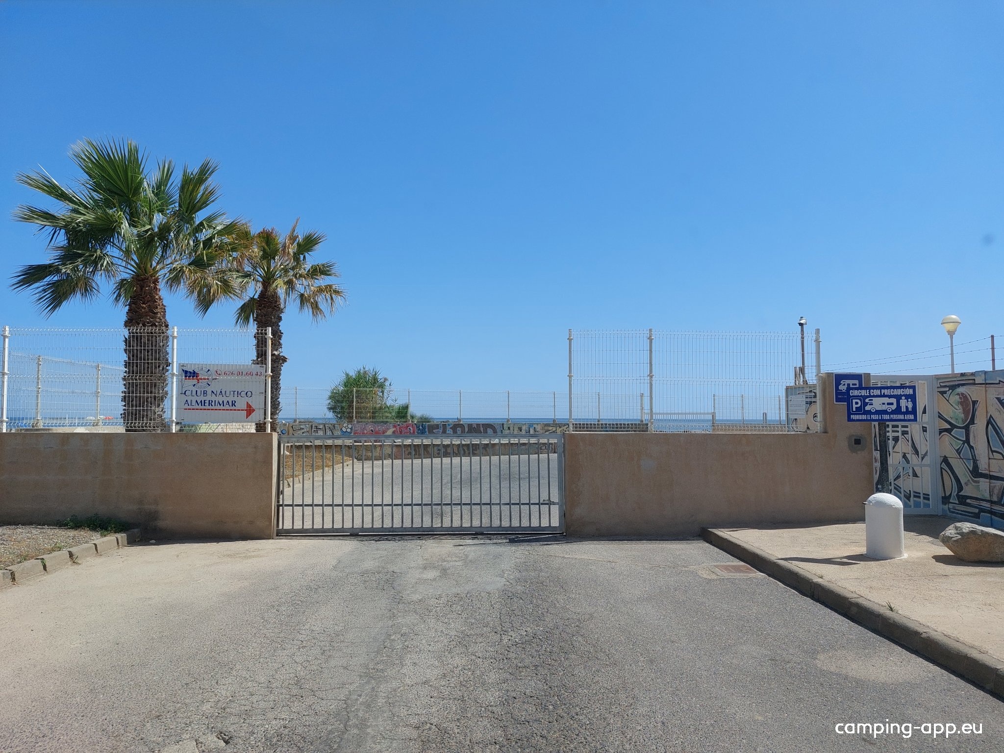 Parking de autocaravanas Puerto Deportivo de Almerima — Aire camping car in El Ejido
