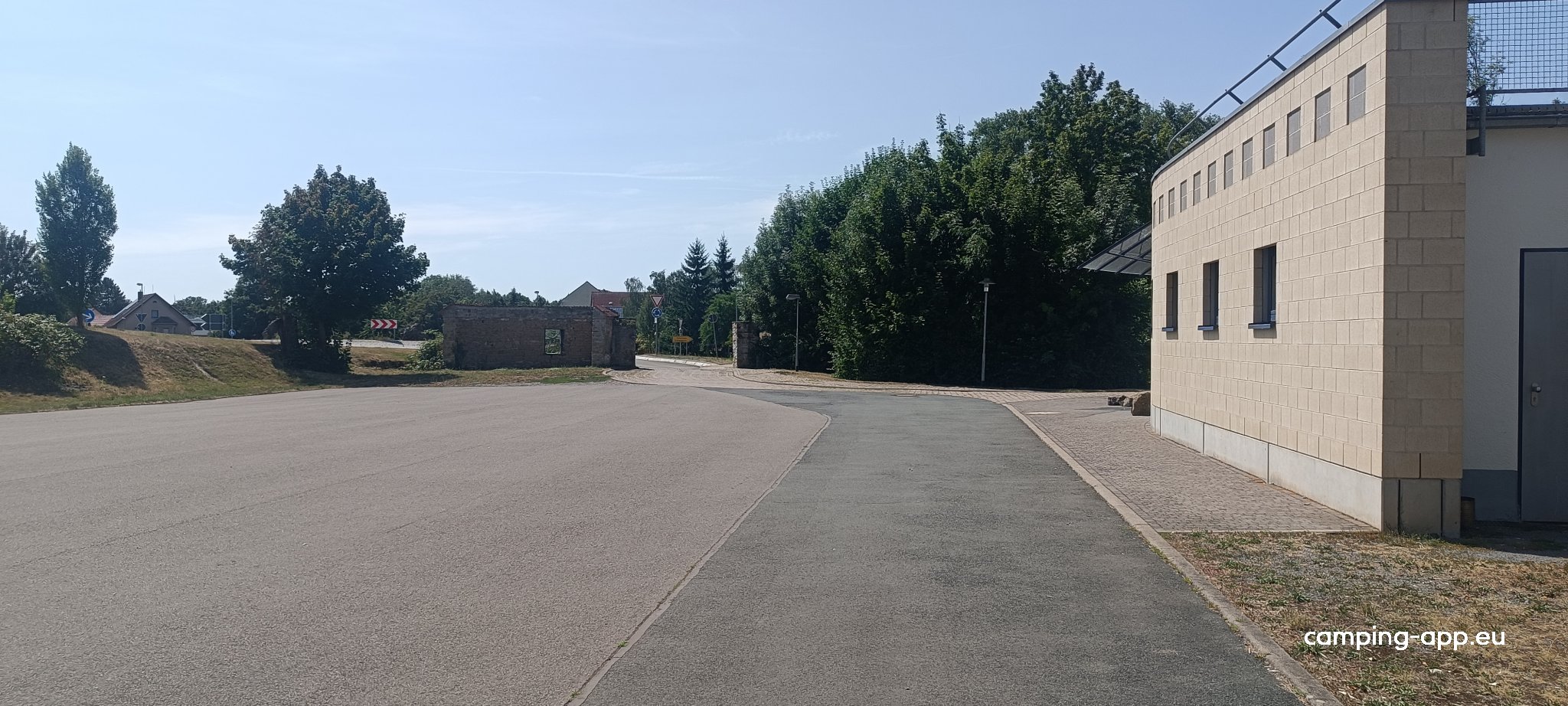 Übernachtungsparkplatz an der Sporthalle Bad Tennstedt — Foto 2