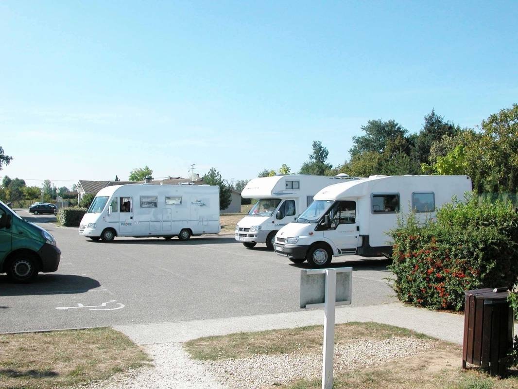 Stellplatz Saint-Caprais-de-Blaye — Bobilplass in Val-de-Livenne