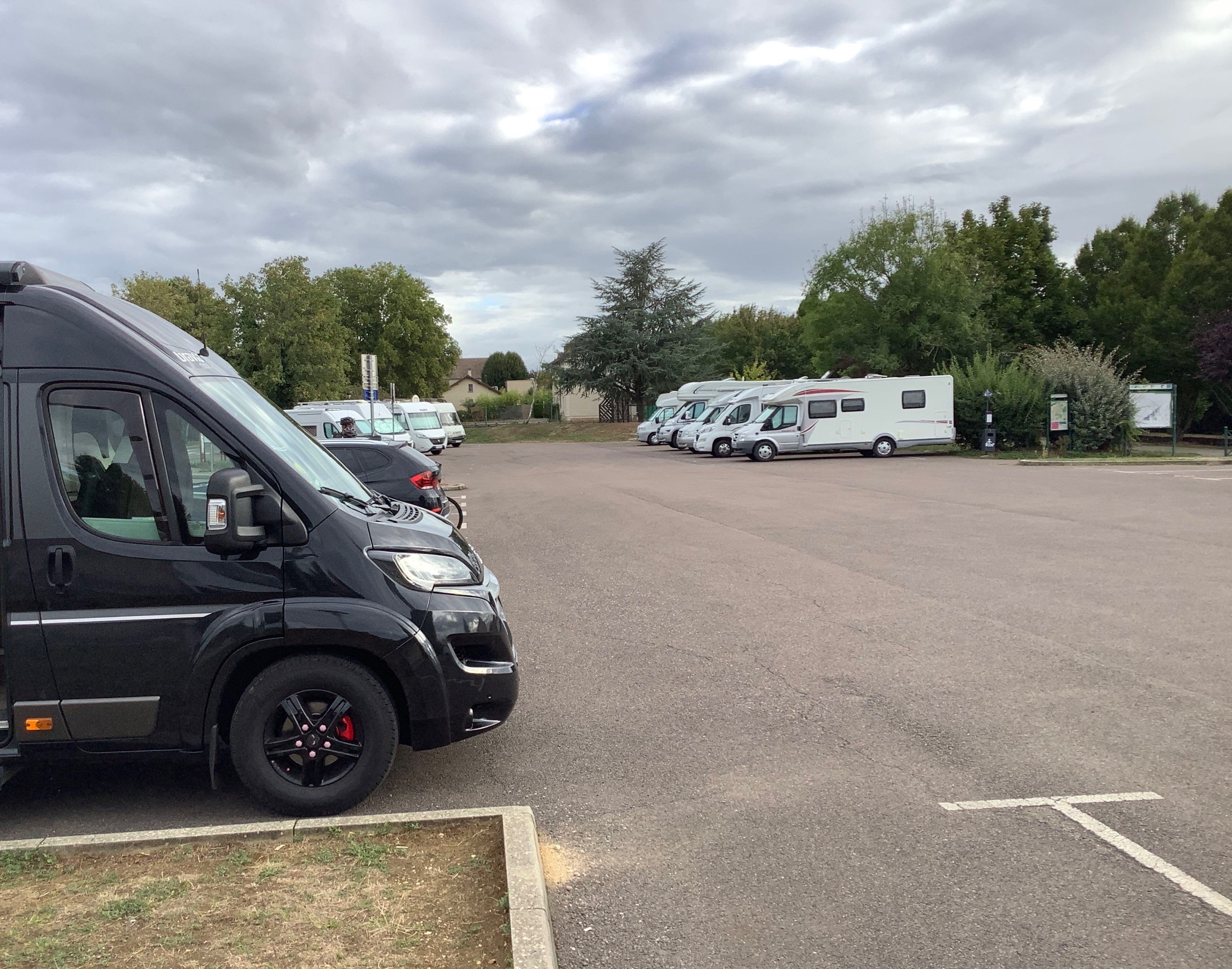 Stellplatz Givry — Campervan Site in Givry