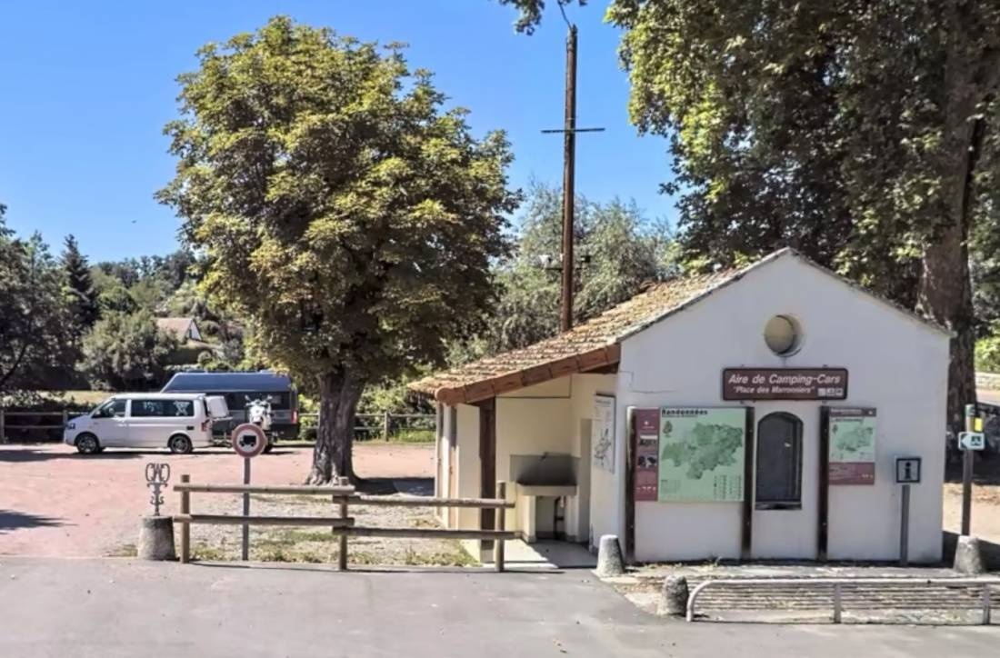 Stellplatz Châteauneuf — Campervan Site in Châteauneuf