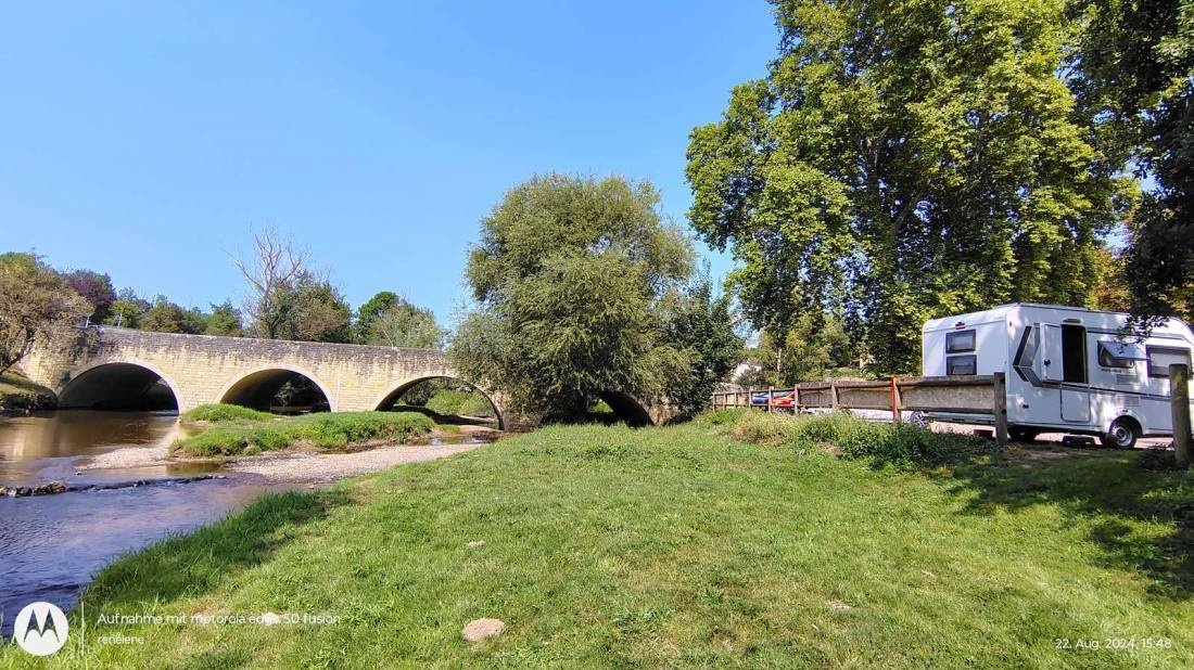 Stellplatz Châteauneuf — Місце для кемперів in Châteauneuf