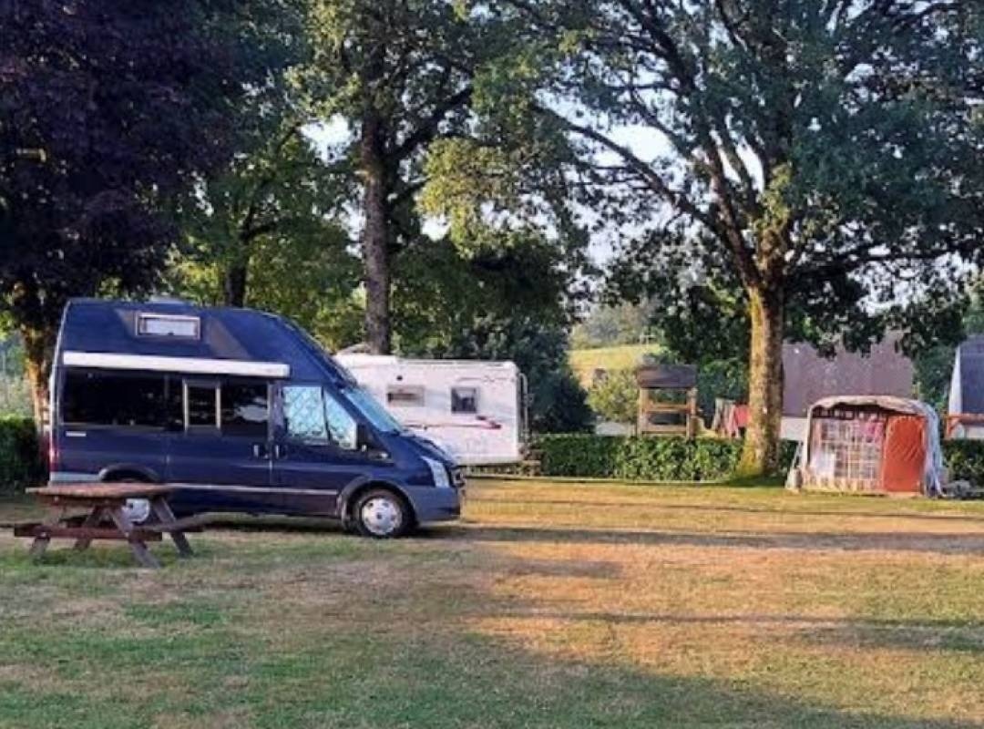 WoMo Stellplatz Marcolès — Місце для кемперів in Marcolès