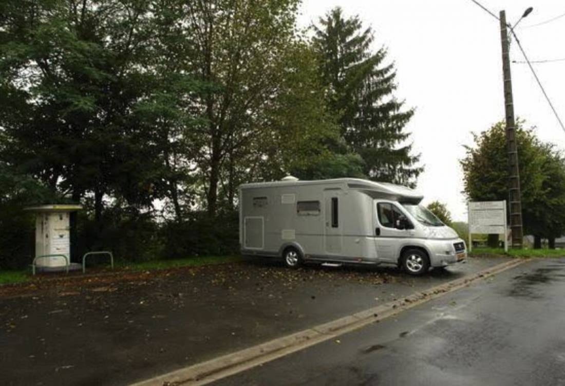 Aire de Stationnement Camping Car Drugeac — Area Autocaravanas in Drugeac