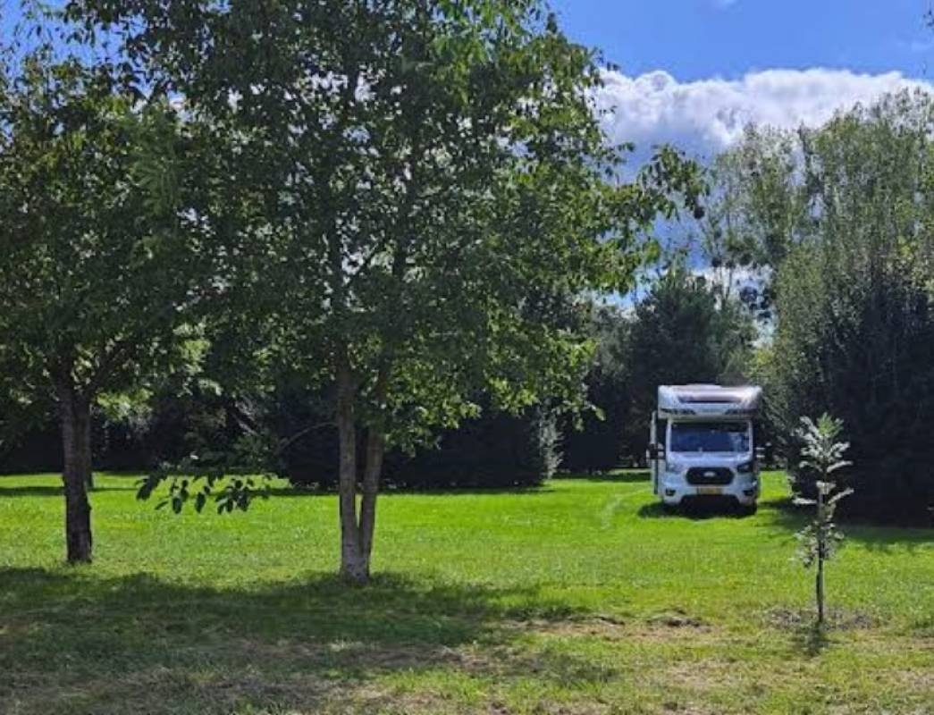 Stellplatz Saint-Amand-Montrond — Campervan Site in Saint-Amand-Montrond
