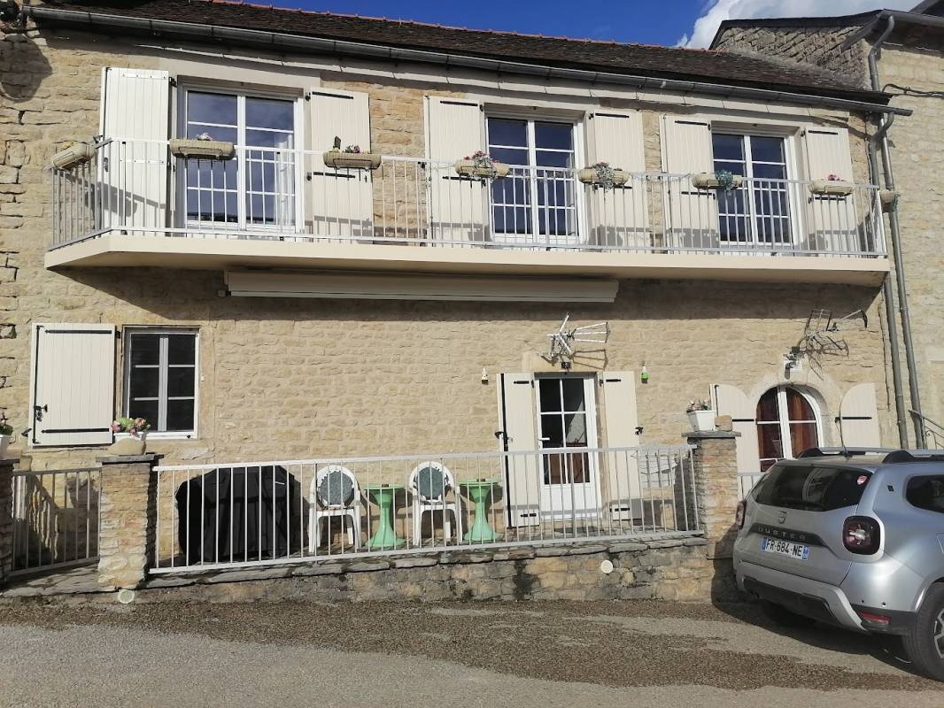 WoMo Stellplatz Avenue de la République — 露营车营地 in Bourgs-sur-Colagne