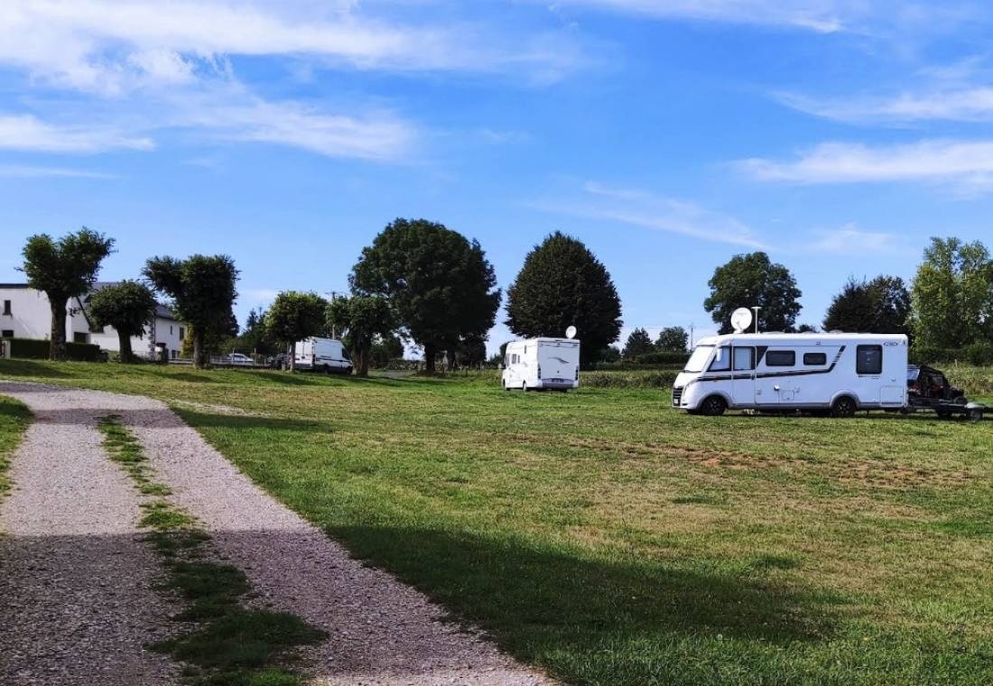 Stellplatz Thérondels — Area di sosta in Thérondels