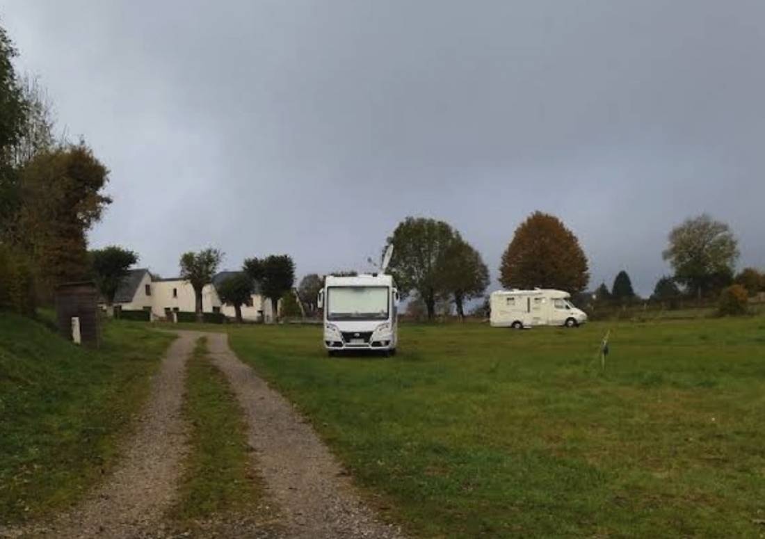 Stellplatz Thérondels — Sítio para autocaravanas in Thérondels