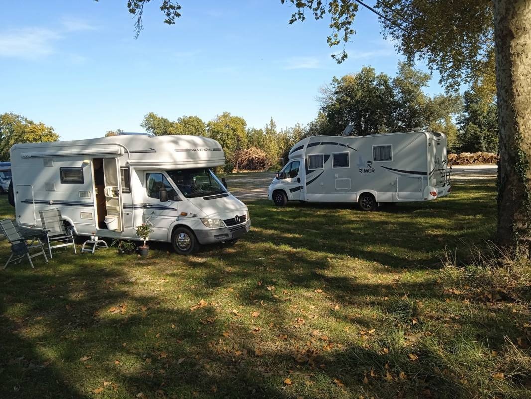 Stellplatz Aubeterre sur Dronne — Ställplats in Laprade