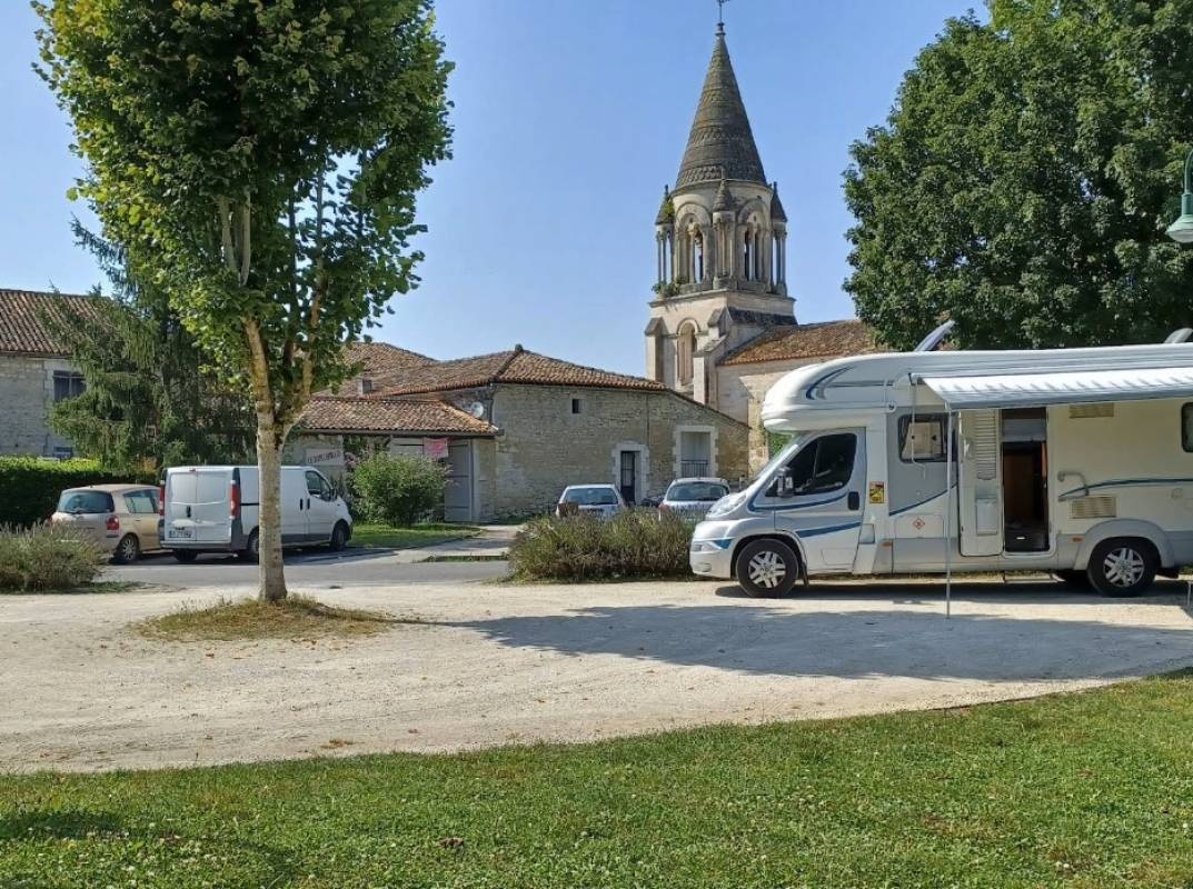 Stellplatz Voeuil et Giget — Ställplats in Vœuil-et-Giget