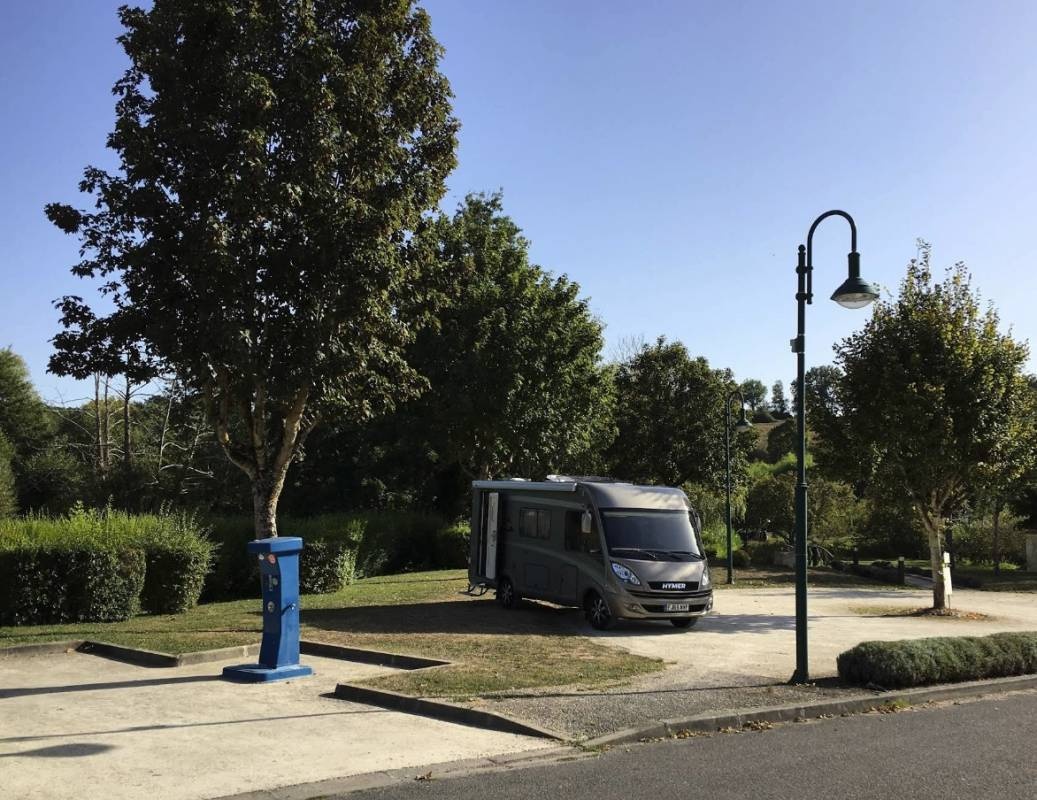 Stellplatz Voeuil et Giget — Місце для кемперів in Vœuil-et-Giget