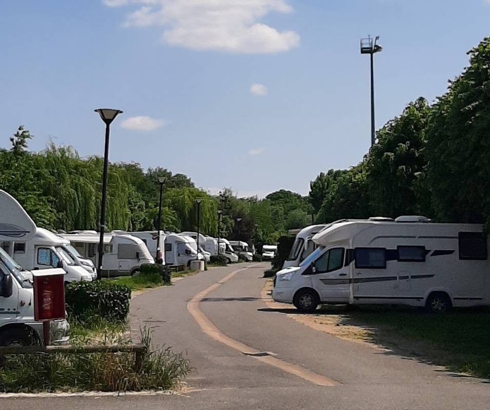 Stellplatz am Sportplatz Saint-Pourçain — Sp. parking dla kamperów in Saint-Pourçain-sur-Sioule