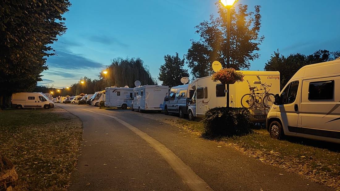 Stellplatz am Sportplatz Saint-Pourçain — Ställplats in Saint-Pourçain-sur-Sioule