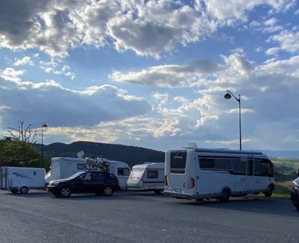 WoMo Stellplatz Roquefort-sur-Soulzon — Місце для кемперів in Roquefort-sur-Soulzon