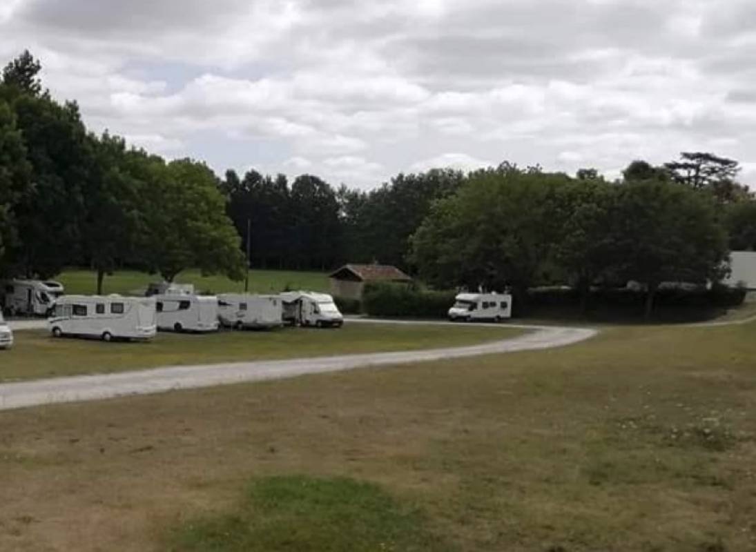 Stellplatz Chef-Boutonne — Campervan Site in Chef-Boutonne
