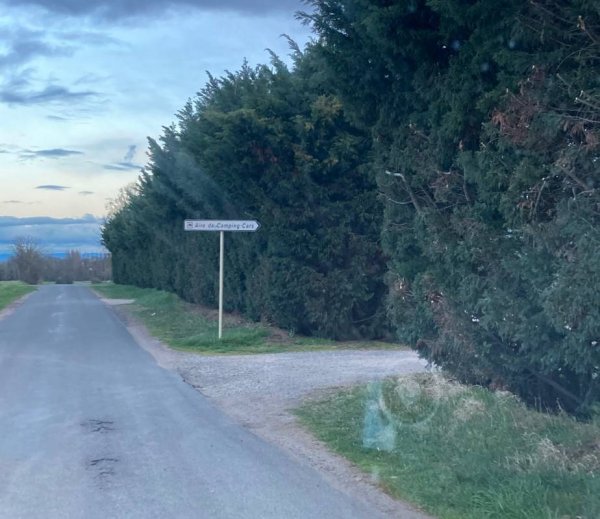 Wohnmobilstellplatz Le Cheix — Photo 2