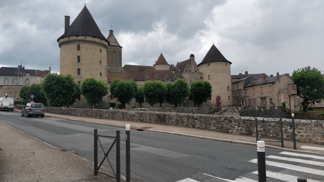 Stellplatz Bourganeuf — Stellplatz in Bourganeuf