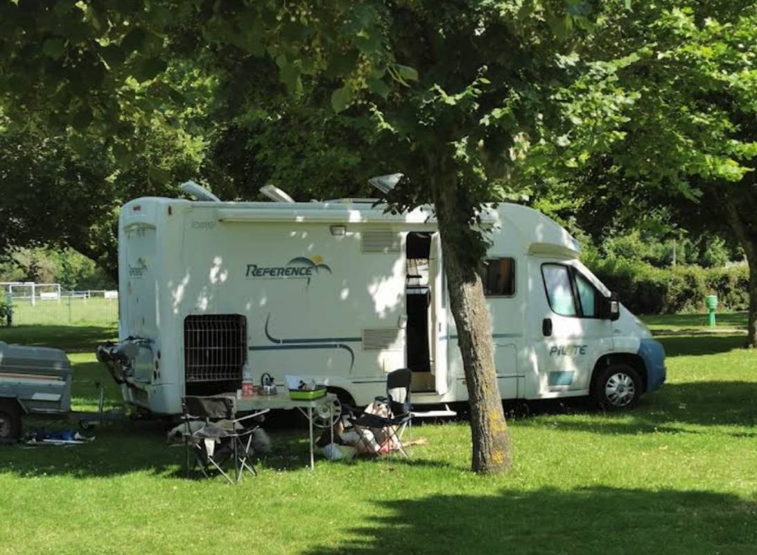 Camping Municipal La Pouge — Місце для кемпінгу in Chambon-sur-Voueize