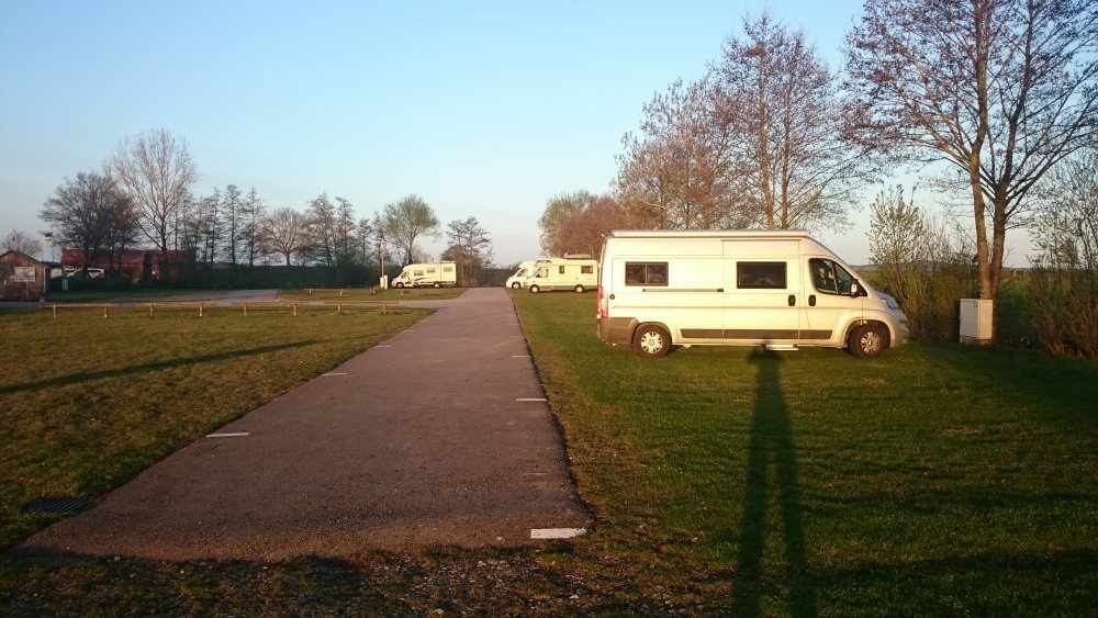 Stellplatz am Surfcenter Altmühlsee Gunzenhausen — Karavan Sitesi in Gunzenhausen