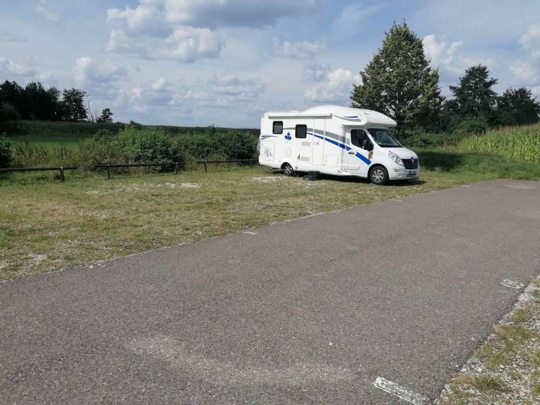 Stellplatz am Surfcenter Altmühlsee Gunzenhausen — Sp. parking dla kamperów in Gunzenhausen