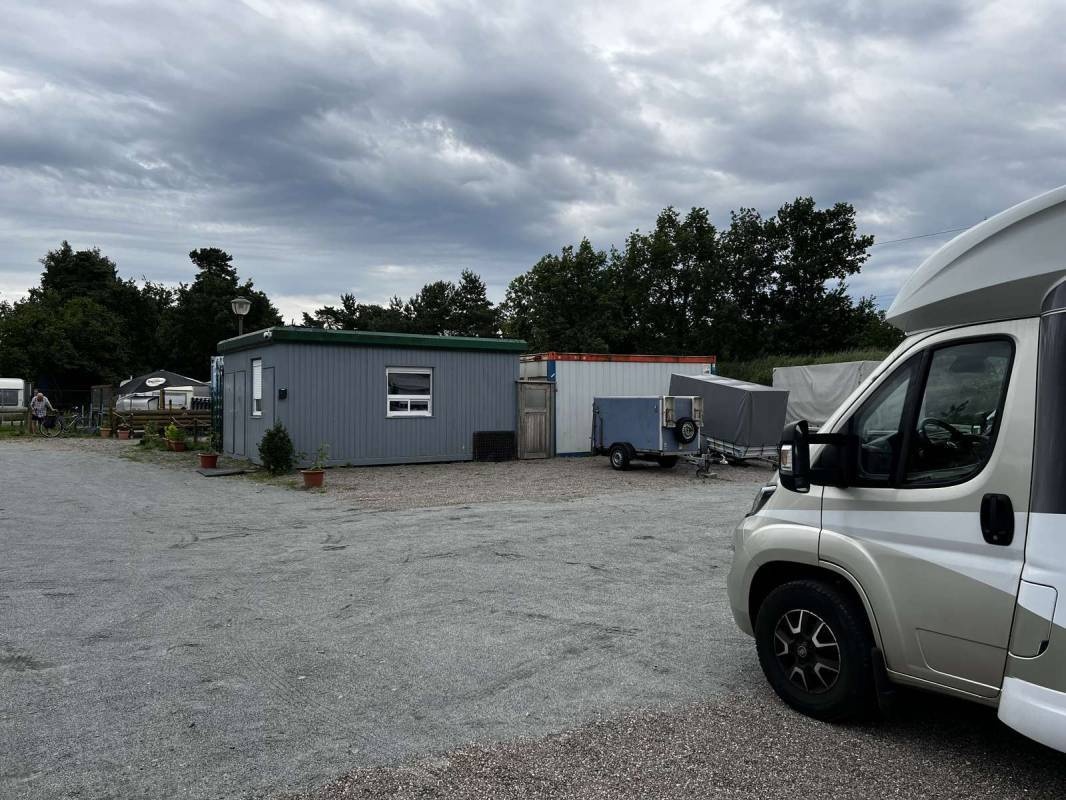 Parkplatz an Nado-Döner — Area di sosta in Binz