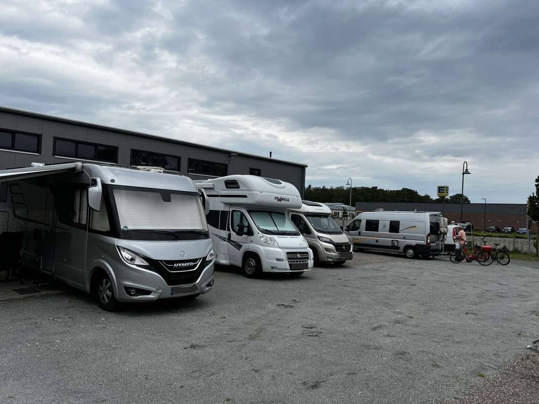 Parkplatz an Nado-Döner — Area Autocaravanas in Binz