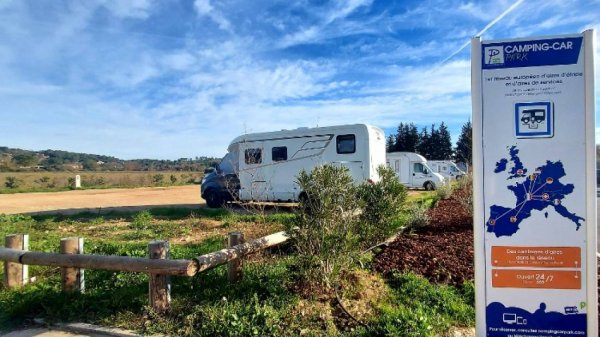 Aire CAMPING-CAR PARK Le Val — Photo 2