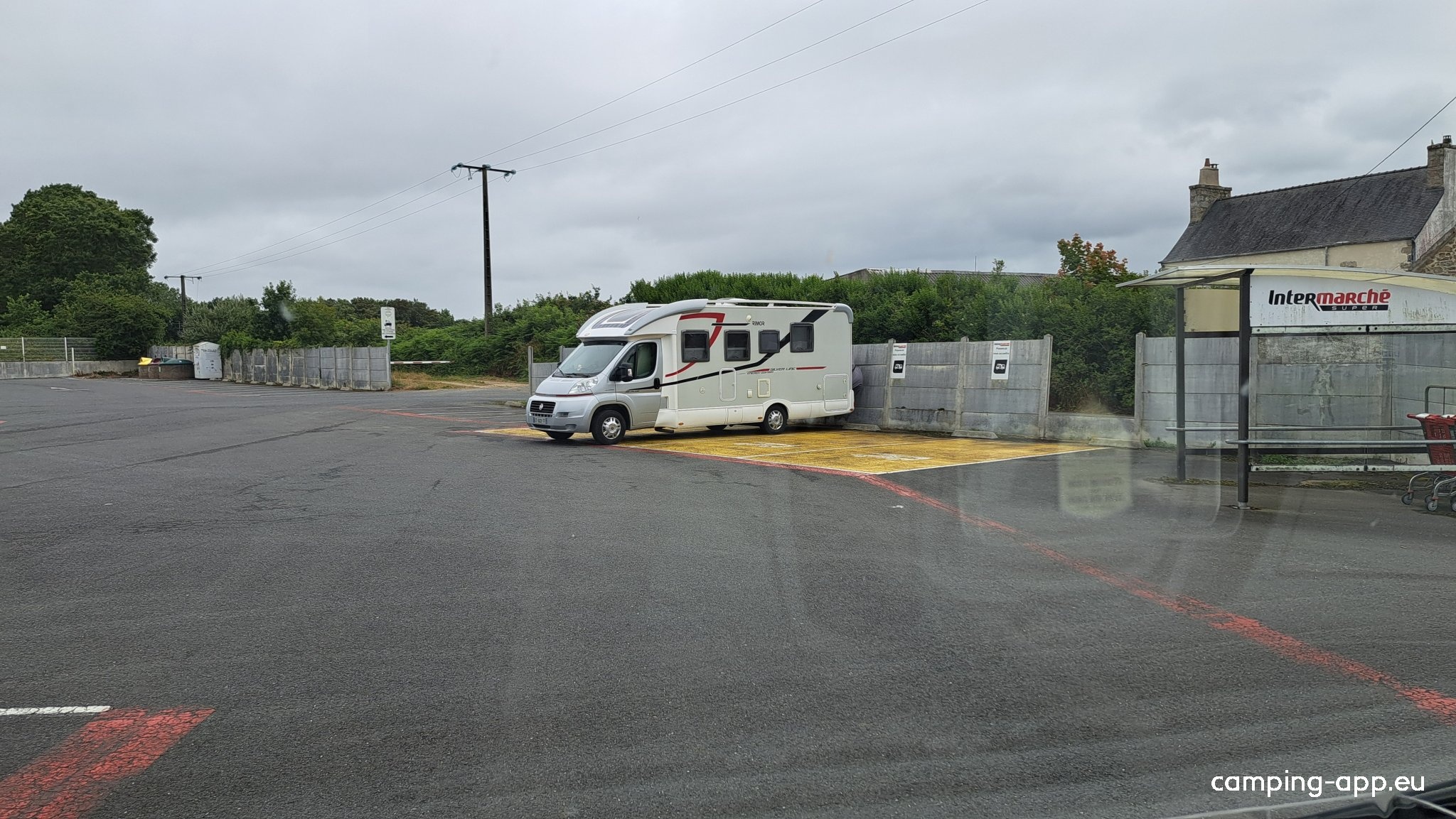 Stellplatz am Intermarchè Plouescat — Campervan Site in Plouescat