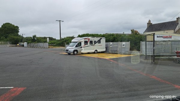 Stellplatz am Intermarchè Plouescat