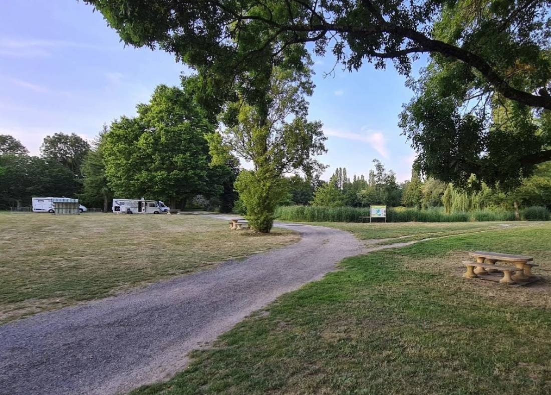 Stellplatz La Ferté-Beauharnais — Місце для кемперів in La Ferté-Beauharnais