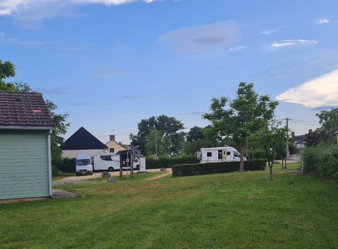 Stellplatz Les Coupeaux — Місце для кемперів in Neuillay-les-Bois