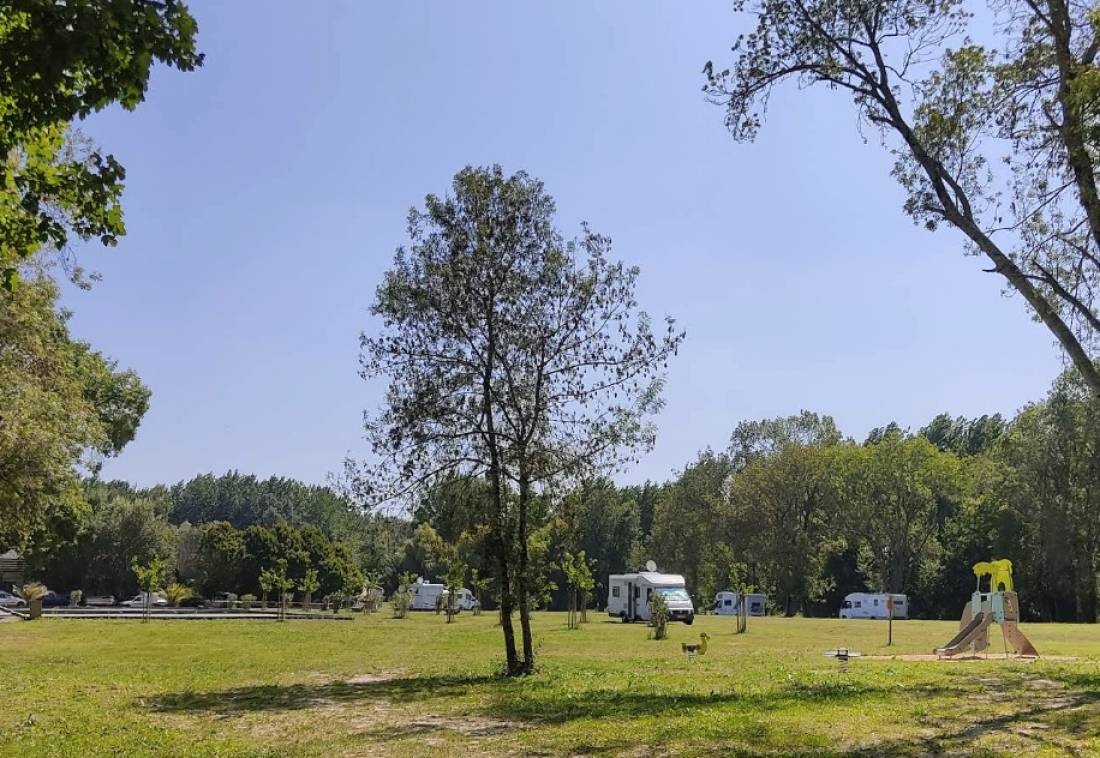 Stellplatz Saint-Dizant-du-Gua — Camperplaats in Saint-Dizant-du-Gua
