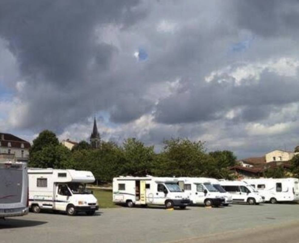 Stellplatz Saint-Sylvestre-sur-Lot — Ställplats in Saint-Sylvestre-sur-Lot