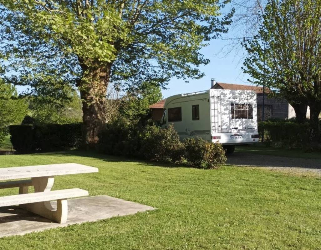 Aire de camping car Le Bourg — Місце для кемперів in Massignac