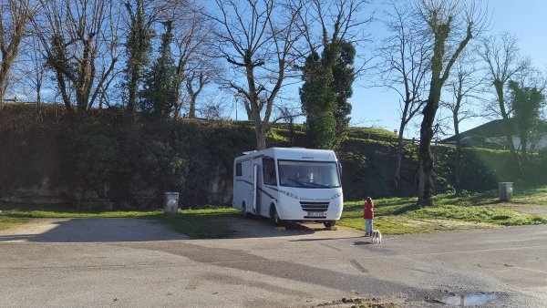 Stellplatz Gourdon — Area di sosta in Gourdon