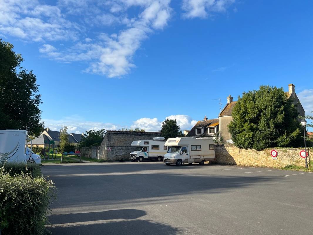 Stellplatz Hérouvillette — Karavan Sitesi in Hérouvillette
