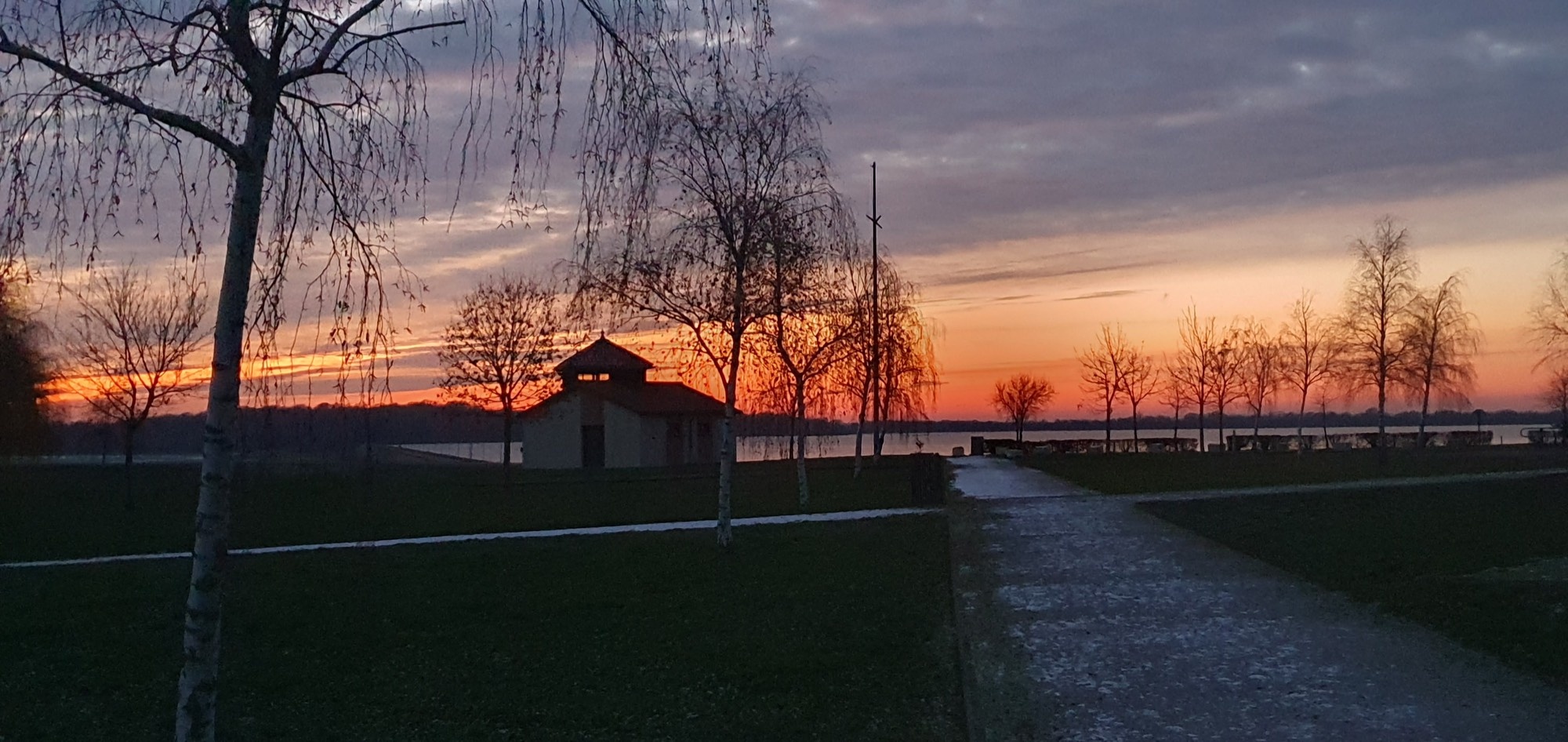Stellplatz Sainte-Marie-du-Lac-Nuisement — Area Autocaravanas in Sainte-Marie-du-Lac-Nuisement